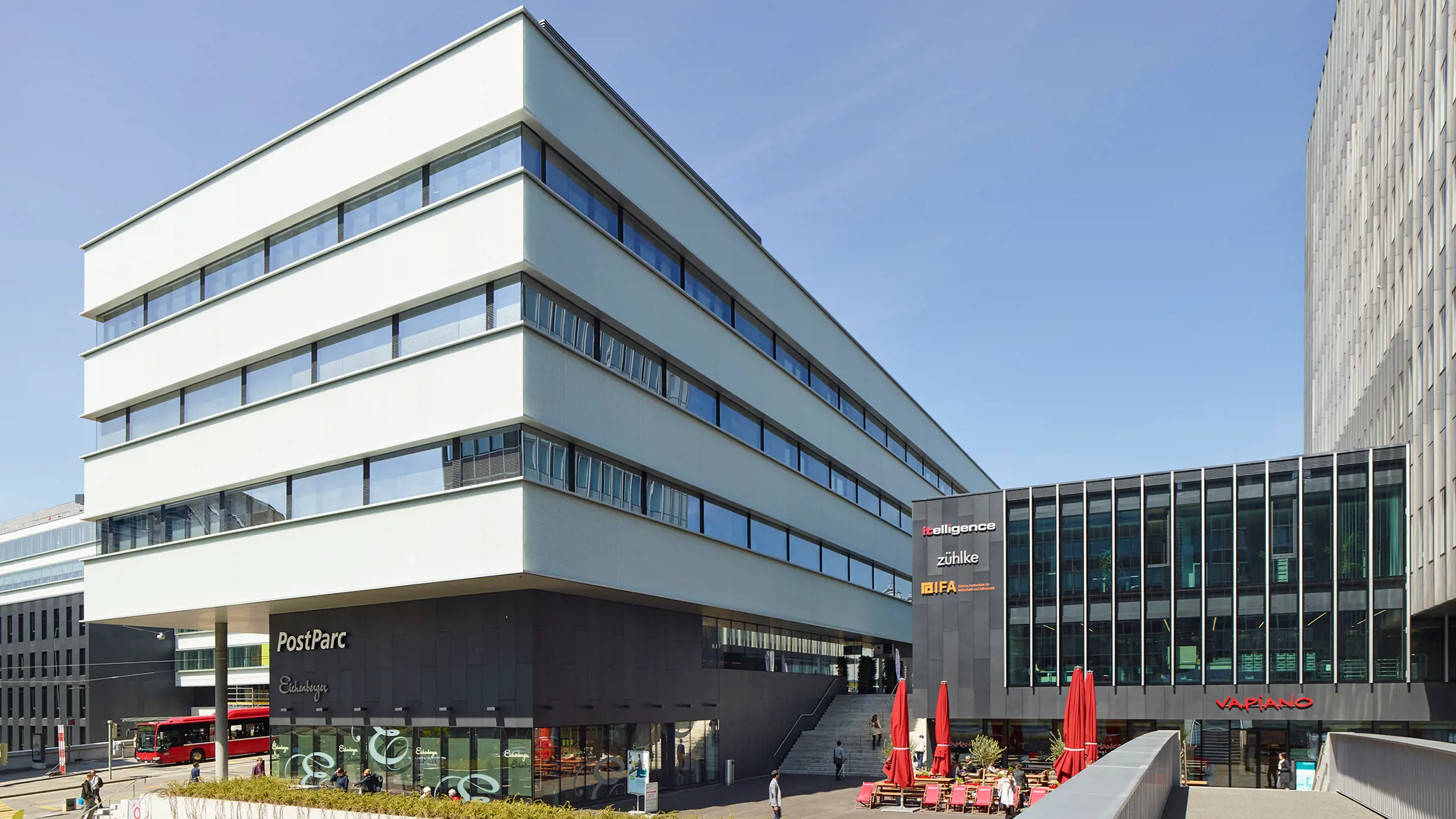 Aussensicht des PostParc Gebäude am Hauptbahnhof Bern