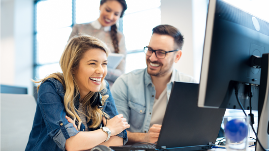 Intranet Sharepoint Offering People Frau und Mann vor einem Computer am lachen