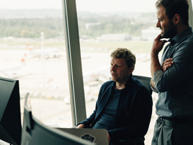 Zwei Herren diskutieren in einem Büro vor dem Computer