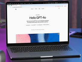 GPT-4 Omni Laptop mit Screenshot der OpenAI Website