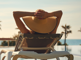 Sommer Holidays Customer Lifecycle Management Person am Sonnenbaden am Pool