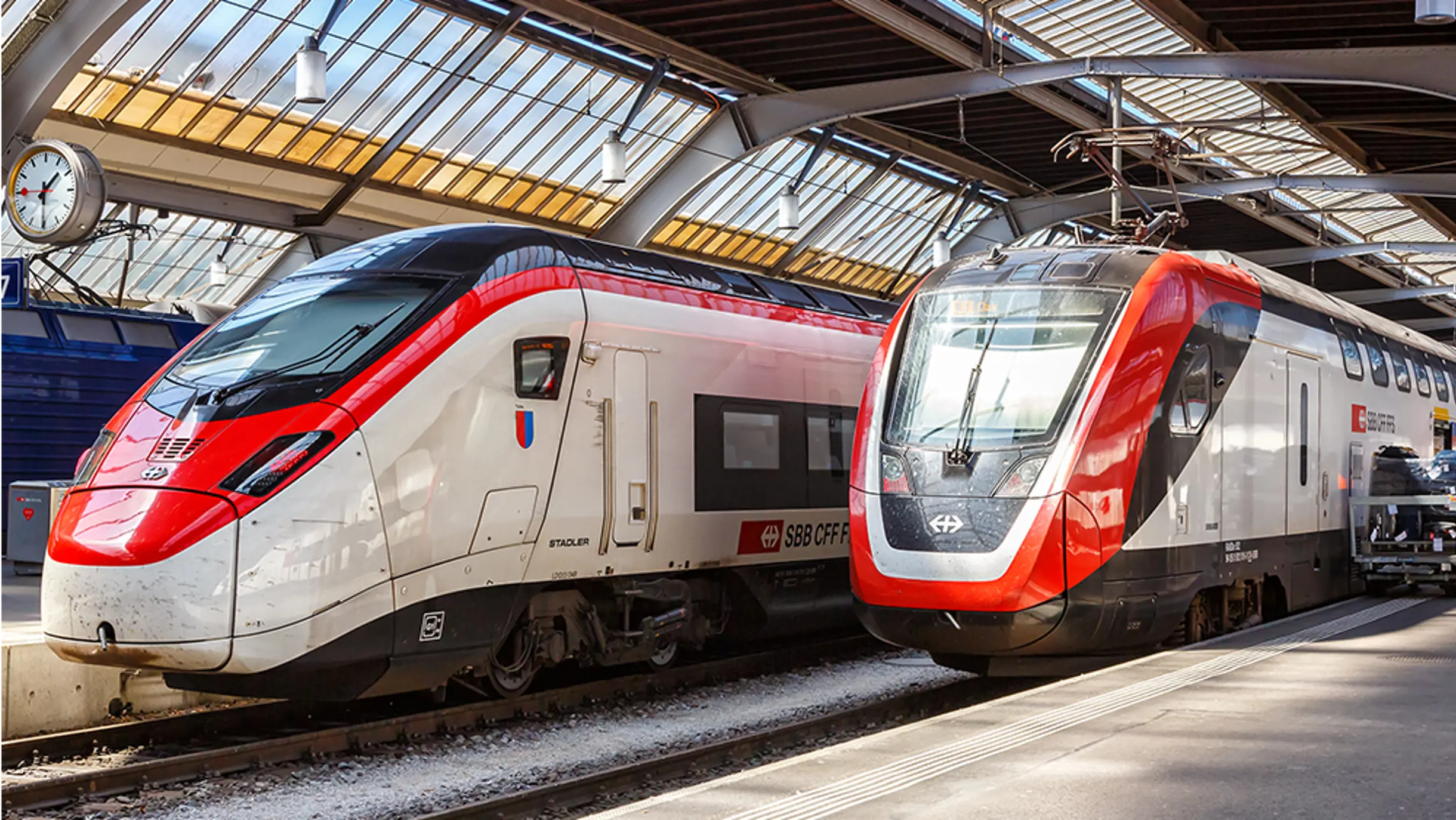 Zwei SBB Züge die am Hauptbahnhof Zürich stehen von vorne
