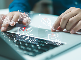 E Mail Security Laptop mit Icons in der Luft von E-Mail Sicherheit