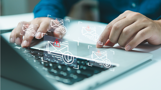 E Mail Security Laptop mit Icons in der Luft von E-Mail Sicherheit